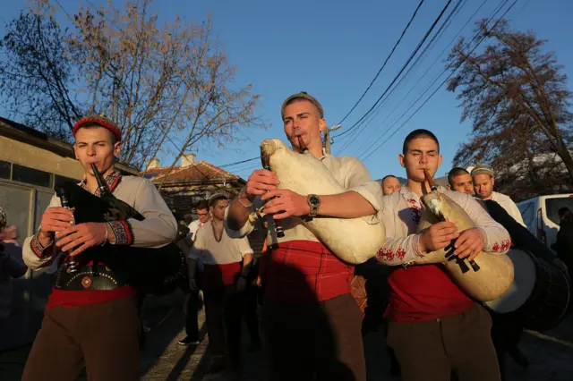 Uz zvuke gajdi, posetioci se upućuju prema centru Kalofera kako bi se okrepili. Većina njih posetiće Memorijalni kompleks Hristo Botev, koji predstavlja dominantni simbol ovog mesta.