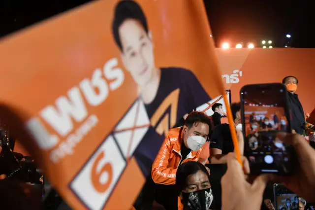 นายพิธา ลิ้มเจริญรัตน์ ถ่ายรูปกับผู้สนับสนุนพรรคก้าวไกล หลังเสร็จสิ้นการปราศรัยช่วย เพชร-กรุณพล