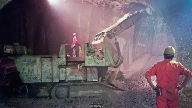 सुरंग का निर्माण कार्य