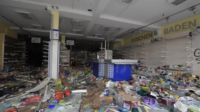 Разгромленный супермаркет