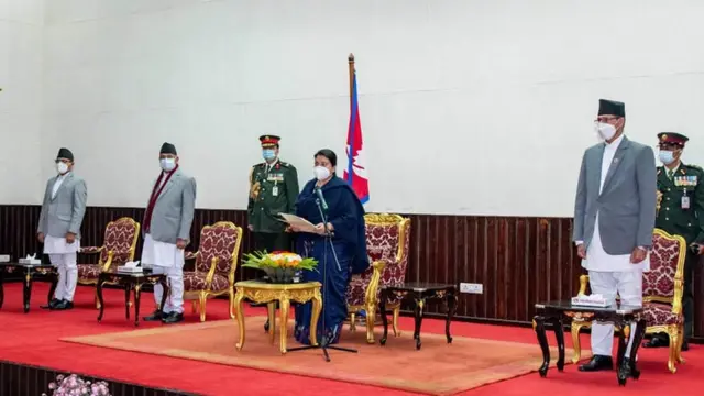 नयाँ मन्त्रीलाई शपथ ग्रहण गराउँदै राष्ट्रपति भण्डारी