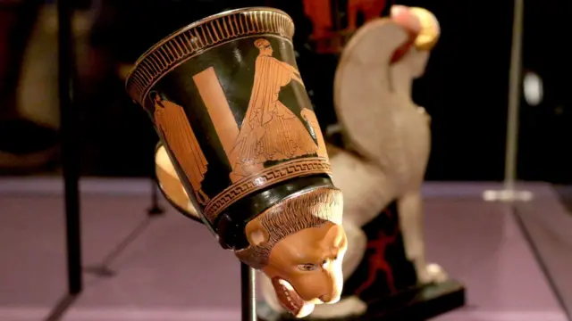 یک لیوان دسته‌دار یونانی با سر شیر؛ نمونه‌ای از پیوند هنر ایران و یونان در یک اثر