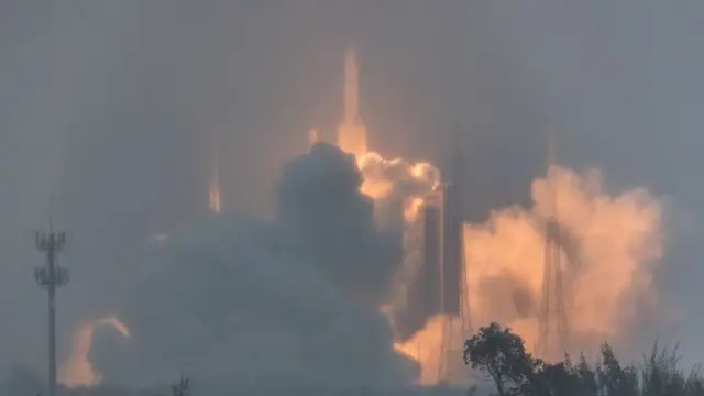 2024年5月3日，嫦娥六号探测器搭乘长征五号运八运载火箭从中国海南省文昌航天发射中心发射升空