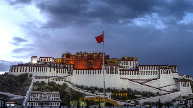 তিব্বতের রাজধানী লাসায় দালাই লামার সাবেক আবাসস্থল পোটালা প্রাসাদ