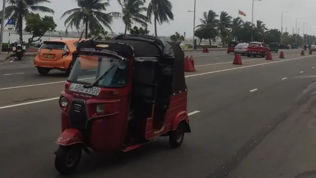 இலங்கை பொருளாதார நெருக்கை - நாடு முழுவதும் வேலைநிறுத்தப் போராட்டம்