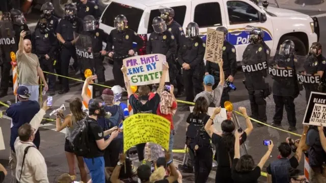 Protesta en Phoenix contra Trump