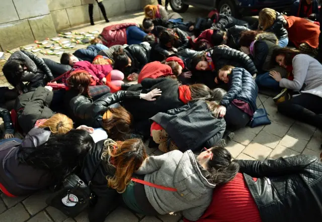 Romanya'nın başkenti Bükreş'te kadınlar hükümeti protesto etti.