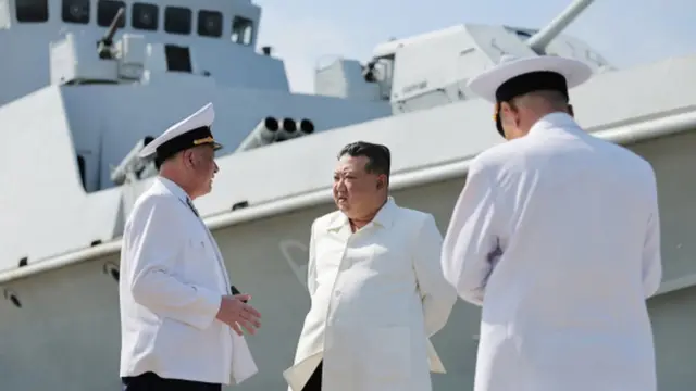 조선중앙통신은 김 위원장이 "조선인민군 해군 동해함대 근위 제2수상함전대를 시찰했다"고 21일 보도했다
