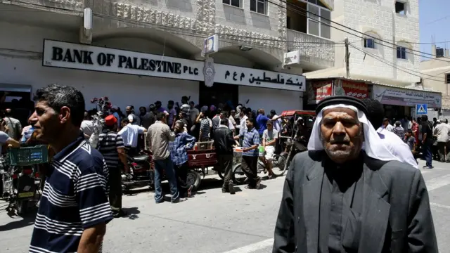 فلسطينيون محتشدون لسحب رواتبهم