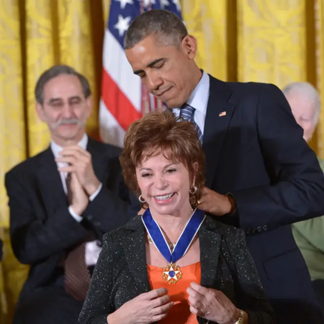 Isabel Allende recibiendo la Medalla de la Libertad del presidente Barack Obama