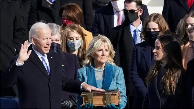Demokrasia imeshinda," Rais Biden alisema baada ya kuapishwa kuchukua mamlaka na Jaji Mkuu John Roberts