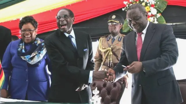 Robert Mugabe en compagnie de Joyce Mujuru, alors vice-présidente et Morgan Tsvangirai, alors Premier ministre