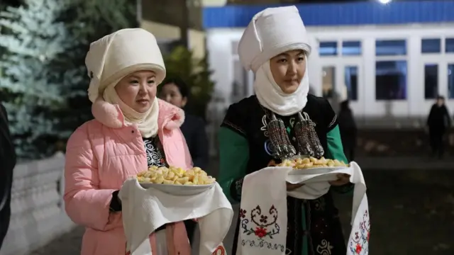 Ооганстандагы Улуу жана Кичи Памирде жашаган этникалык кыргыздардын балдарын жана алты үй-бүлөнү Нарында шаң салтанат менен тосуп алышты.