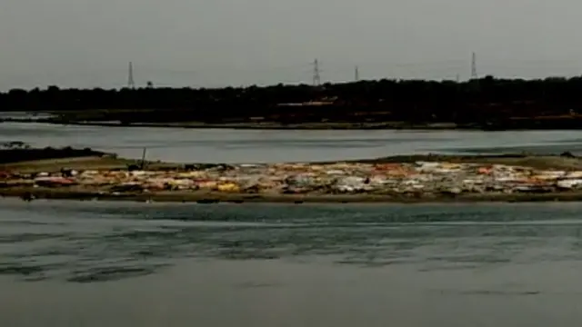 دریا میں قبریں