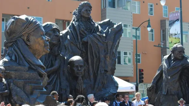 Tượng đài với những nhân vật hoạt động vì hoà bình ở Oakland, California