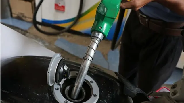 ద్విచక్ర వాహనంలో నింపుతున్న పెట్రోలు