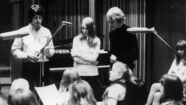 Пол Маккартни, Мэри Хопкин и аранжировщик Ричард Ньюсон дают указания детскому хору во время записи Those Were the Days. 26 июля 1968г.