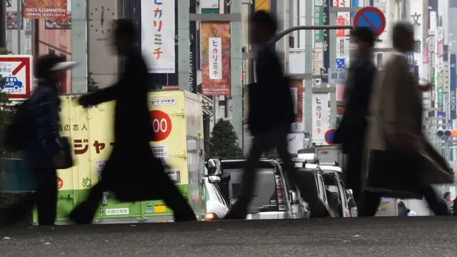 Pessoas caminhandonovibet mapsrua no Japão