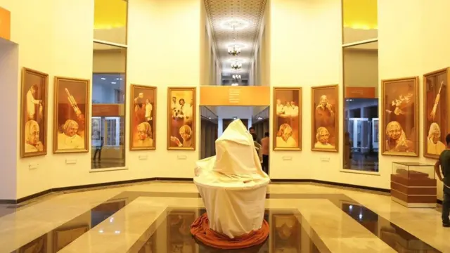 மணிமண்டத்தின் மையத்தில் உள்ள அரங்கில் அப்துல் கலாம் வீணையை மீட்டுவது போன்ற சிலை ஒன்று அமைந்துள்ளது.