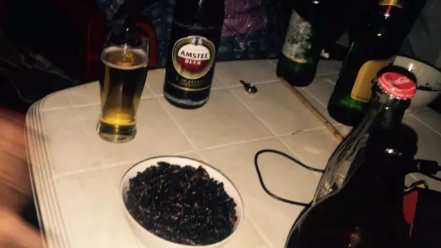 Ku mugoroba aho abandi baba bateramiye ku nyama zokeje, mu Buyogoma bamwe baba bariko bararya iswa zikaranze