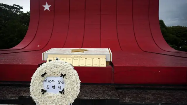 图为2014年在缅甸烈士陵园纪念1983年爆炸案韩国死者的花圈。