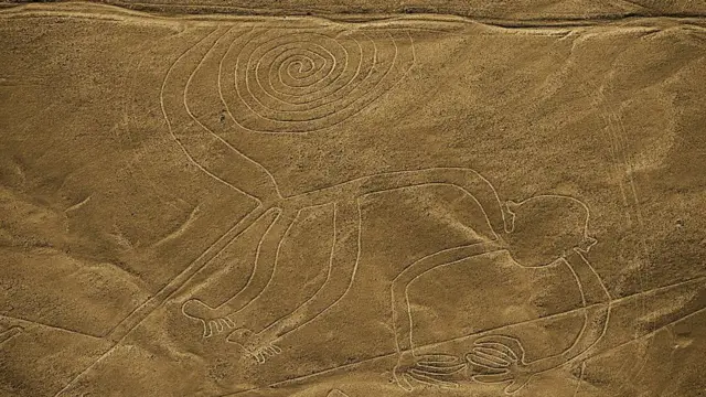 Figura de un mono de 93 metros de largo