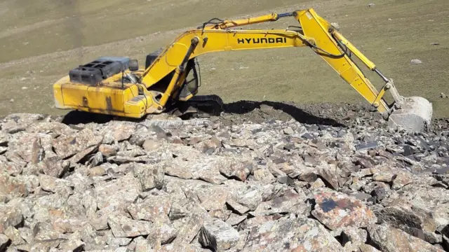 Кезектеги ал жерге болгон жүрүшүмдө белгисиз адамдар тарабынан атайын техникалар менен жаңы ачылып жаткан көмүр кенине жол салынып жаткандыгын көрүп калдым