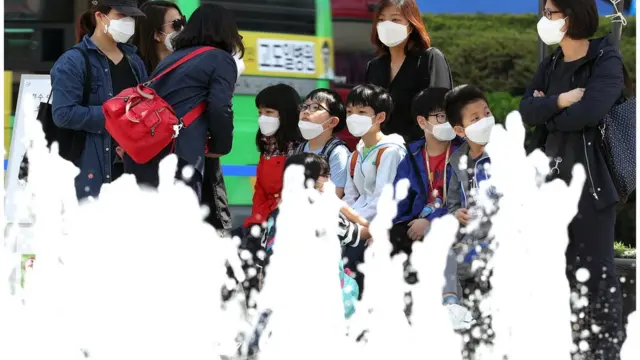 미세먼지 방지 마스크를 끼고 있는 아이들