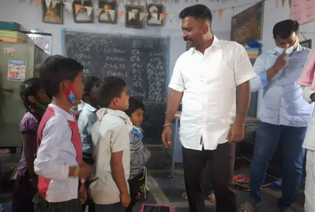 విద్యార్థులతో మాట్లాడుతున్న ఎమ్మెల్యే కేతిరెడ్డి వెంకట్రామిరెడ్డి