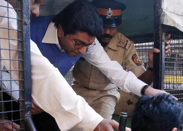 પોલીસ વાનમાંથી ઉતરી રહેલા રાજ ઠાકરે