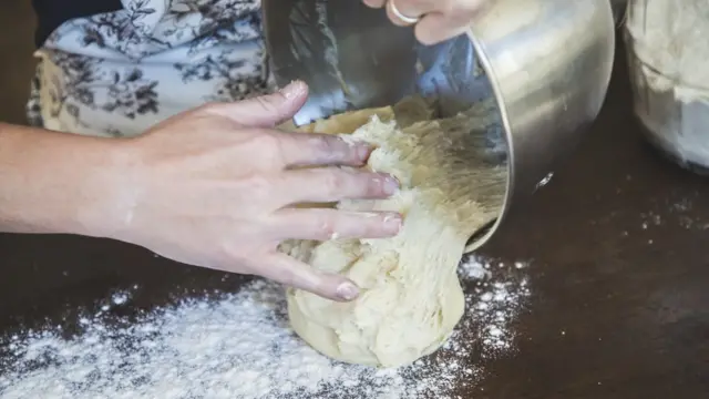 Изготовление теста для крестовых булочек