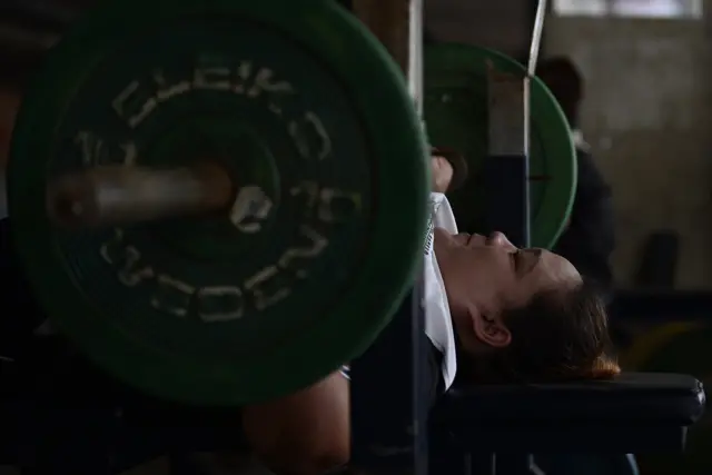 อีกหนึ่งความยากของกีฬายกน้ำหนักคนพิการก็คือเรื่องของท่าทางการยก ที่ต้องถูกต้องตามกฏระเบียบ คือการยืดแขนสุดและต้องไม่เร็วเกินไป