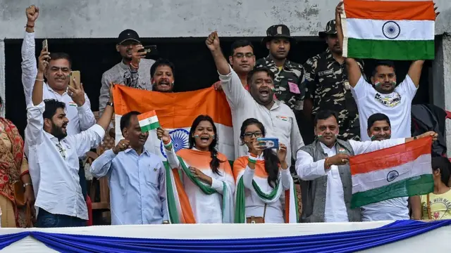 বকশি স্টেডিয়ামের গ্যালারিতে কিছু দর্শকের স্বাধীনতা দিবস উদযাপন