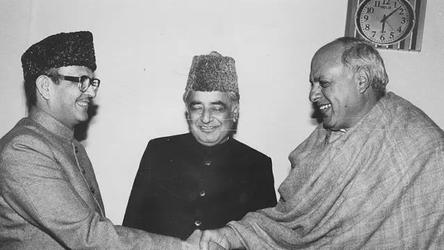 दिसंबर 1989 में वीपी सिंह, फ़ारुक़ अब्दुल्ला और मुफ़्ती मोहम्मद सईद एक मीटिंग के बाद