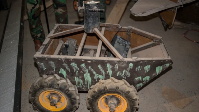 ورشة تابعة لتنظيم الدولة الإسلامية في حي الشفاء الواقع على حدود القتال في الموصل القديمة