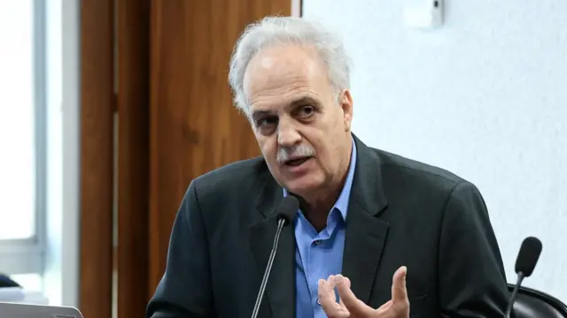 Carlos Nobre fala ao microfone no Senado,bet valorantfotobet valorant2019