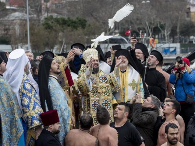 Вселенский патриарх Варфоломей и митрополит Епифаний выпускают белых голубей