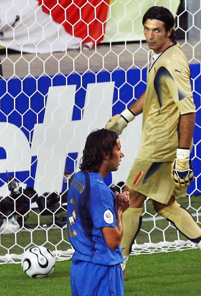 Buffon busca el balón dentro de su portería con la mirada fija en su compañero.