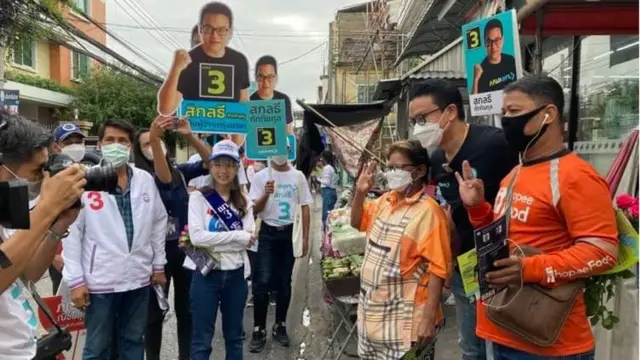 การ "ชูสามนิ้ว" ในแบบสกลธี