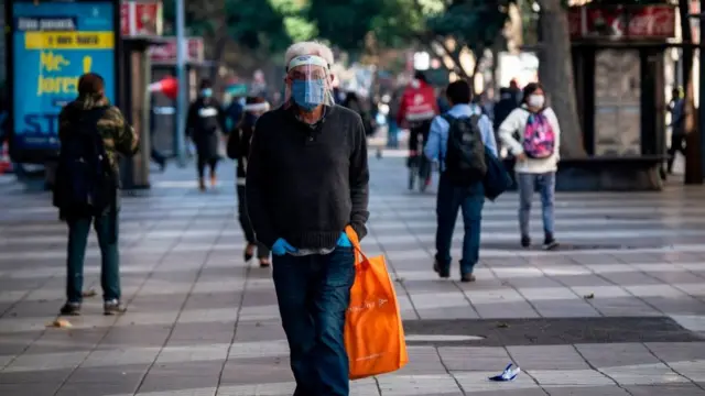 Hombre con mascarilla en Chile