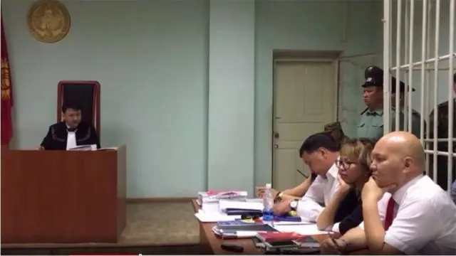 Текебаевдин сотуна эки адвокаты катышкан жок