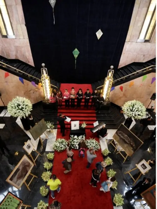 Gente rinde tributo a Toledo en el Palacio de Bellas Artes, en la Ciudad de México.