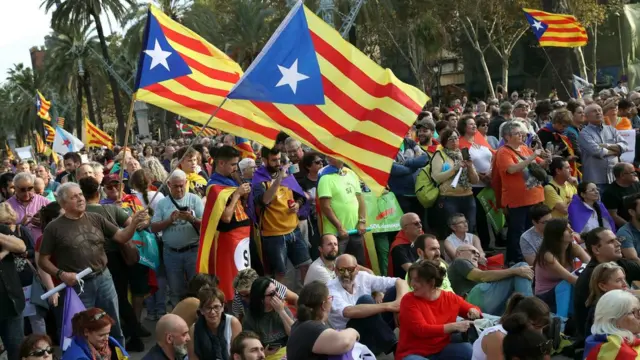 ผู้ชุมนุมสนับสนุนด้านนอกอาคารรัฐสภาแคว้นคาตาลูญญา