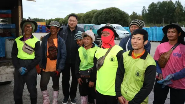 คนงานเก็บผลไม้ป่าในสวีเดน ปลื้ม! รมว.สุชาติ นำทีมเยี่ยมให้กำลังใจถึงแคมป์