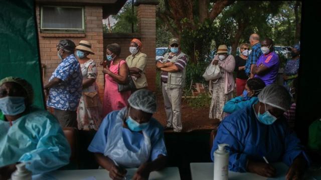 在津巴布韦哈拉雷，老年人在帐篷外排队等待国药疫苗接种（2021年3月29日）