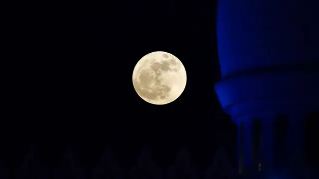 Місяць над Мечеттю шейха Заїда у Абу-Дабі, ОАЕ.