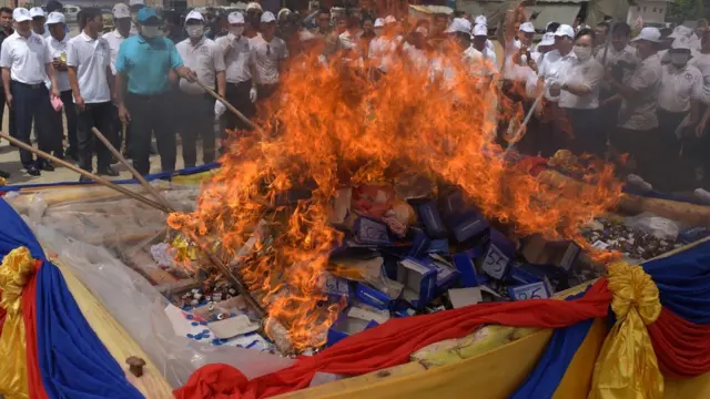 Myanmar, Thái Lan và Campuchia tịch thu và đốt một khối lượng ma túy lớn có trị giá gần 1 tỷ USD hôm 26/6. Các lực lượng thi hành luật nỗ lực giảm lượng ma túy lưu thông ở khu vực này.