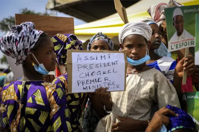 Masu zanga-zanga suna rike da kwalayen da aka ruba " Shugaban kasa Assimi, firaiminista Choguel".