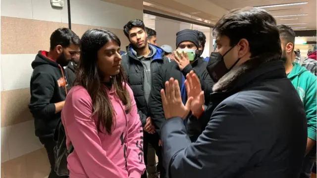 విద్యార్ధులతో కేంద్ర పౌరవిమానయాన శాఖమంత్రి జ్యోతిరాదిత్య సింథియా