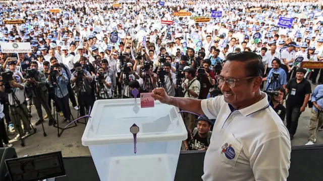 นายศุภชัย สมเจริญ ประธาน กกต. รณรงค์ให้ประชาชนไปลงประชามติ 7 ส.ค. 57 ผลปรากฏว่ามีผู้ไปใช้สิทธิกว่า 29.1 ล้านคน และผลประชามติ "รับ" ร่างรธน. และคำถามพ่วง